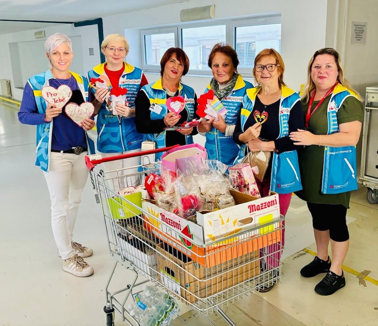 Dobrovolníci rozdávali popáté srdce pacientům i zaměstnancům nemocnice