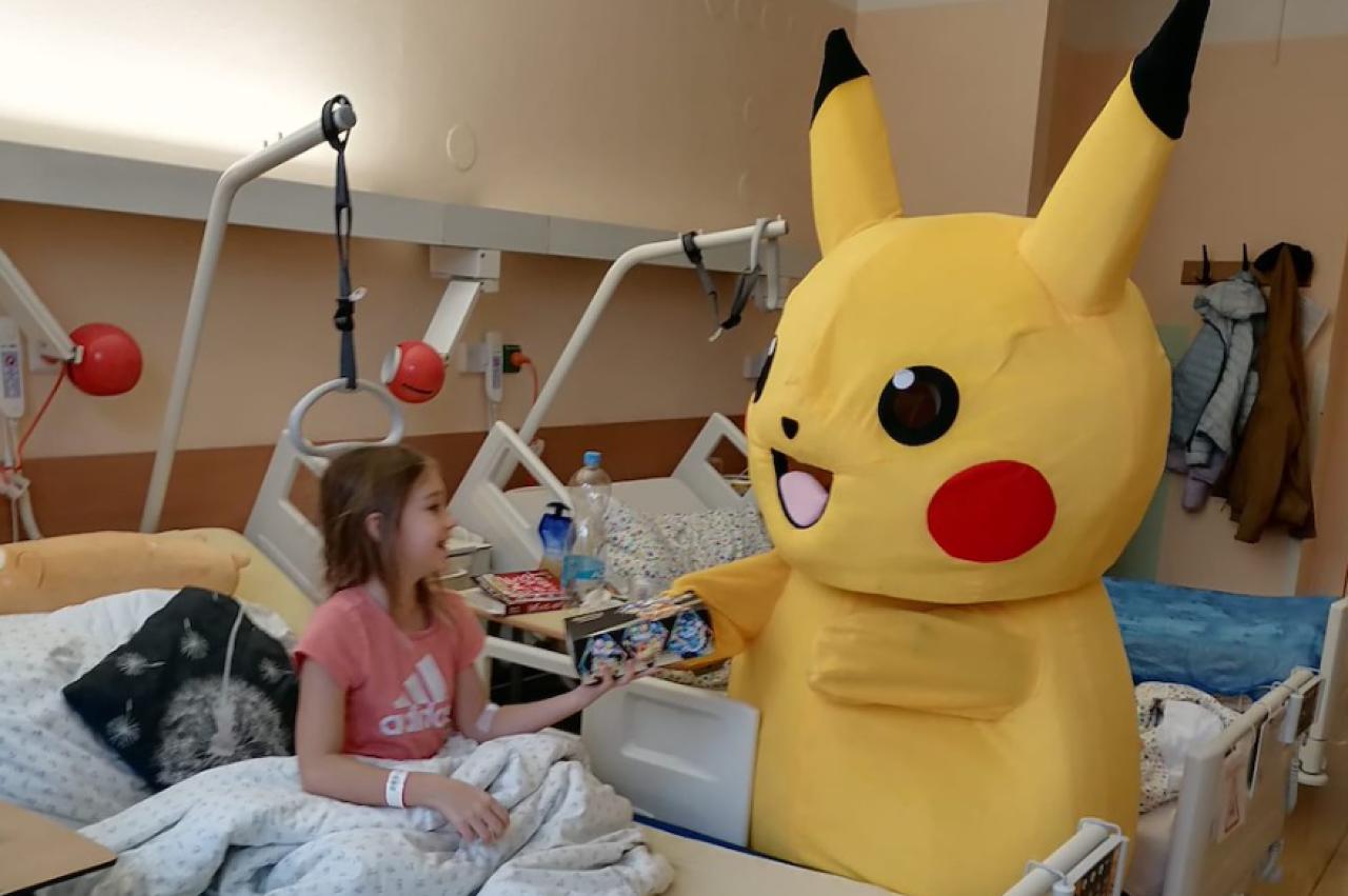 Pikachu mezi malými pacienty na dětském oddělení
