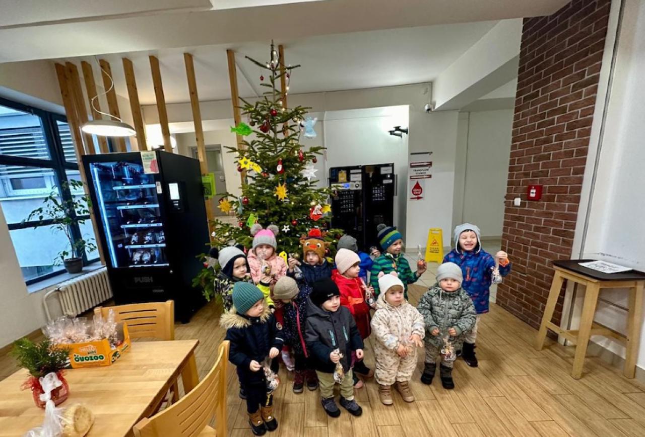 Děti z naší dětské skupiny ozdobily vánoční stromeček u kiosku