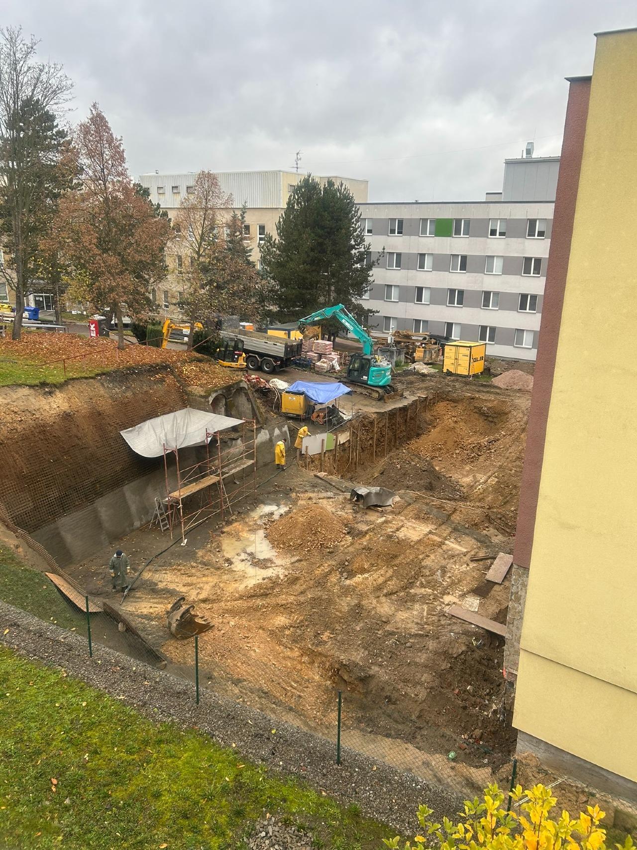Stavba nového Urgentního příjmu pokračuje