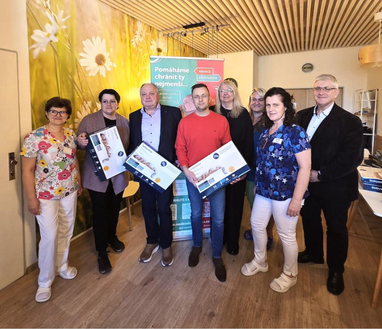 Novorozená miminka hlídá 17 nových monitorů dechu