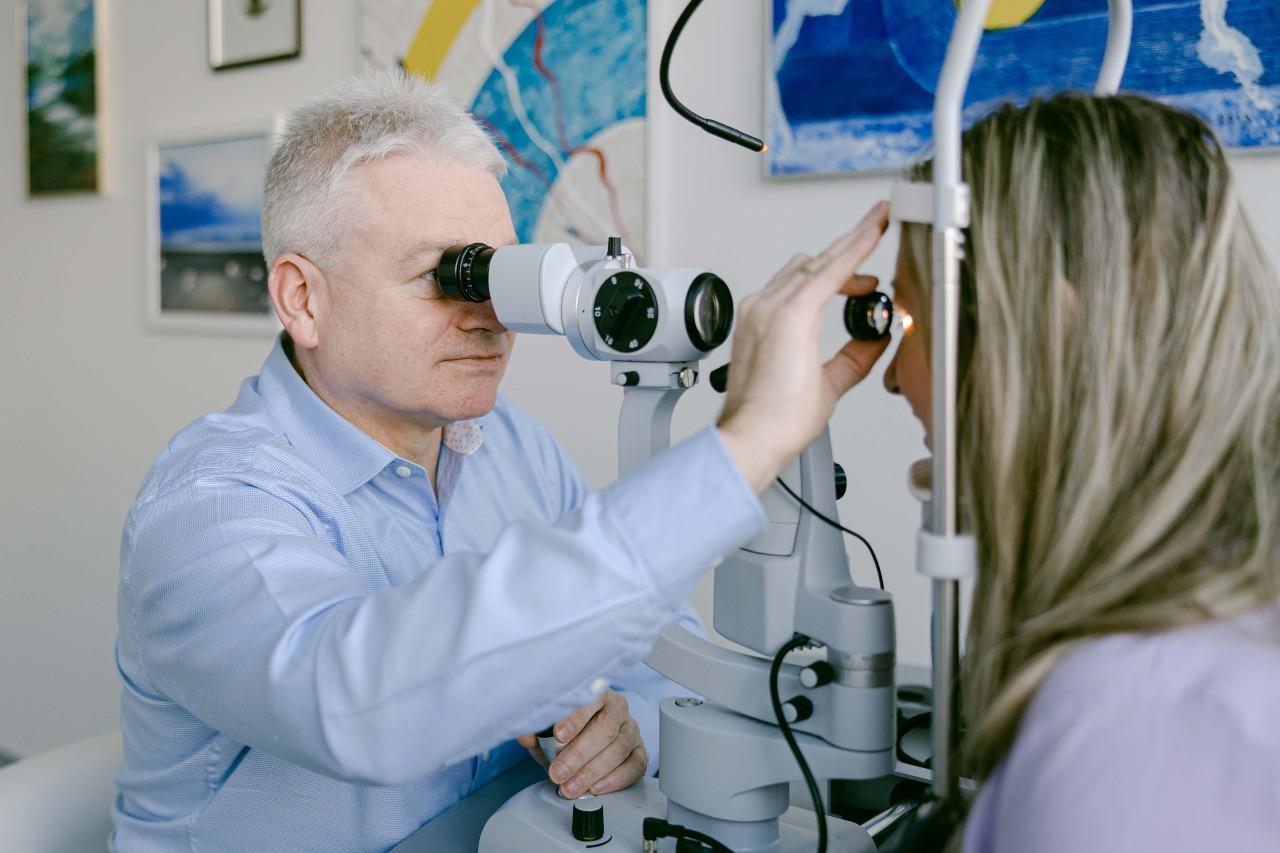 Šedý zákal připravuje Čechy o vidění – řešení přitom existuje