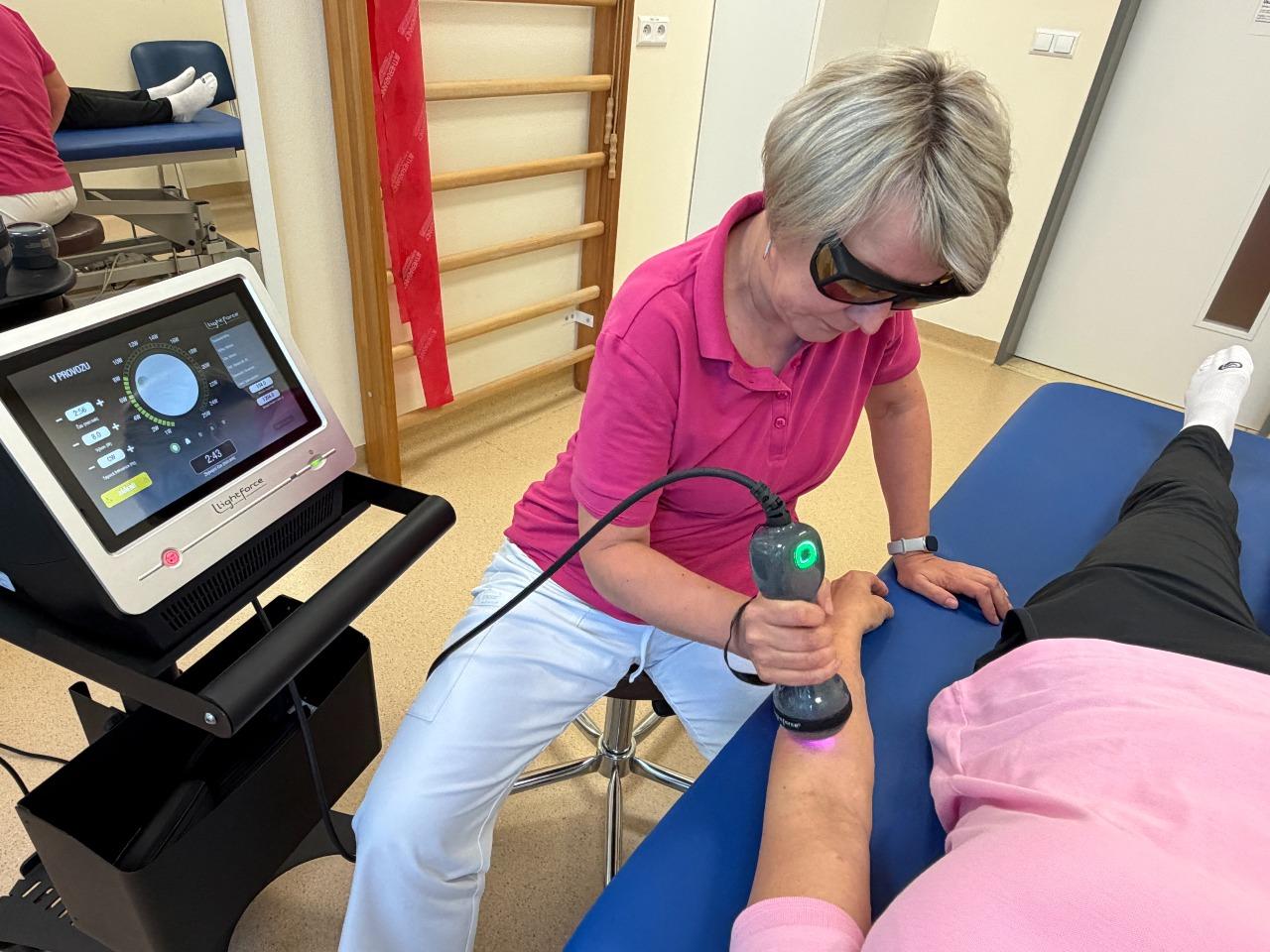 Nový laser na rehabilitaci pomůže s léčbou bolesti i rychlejší regenerací