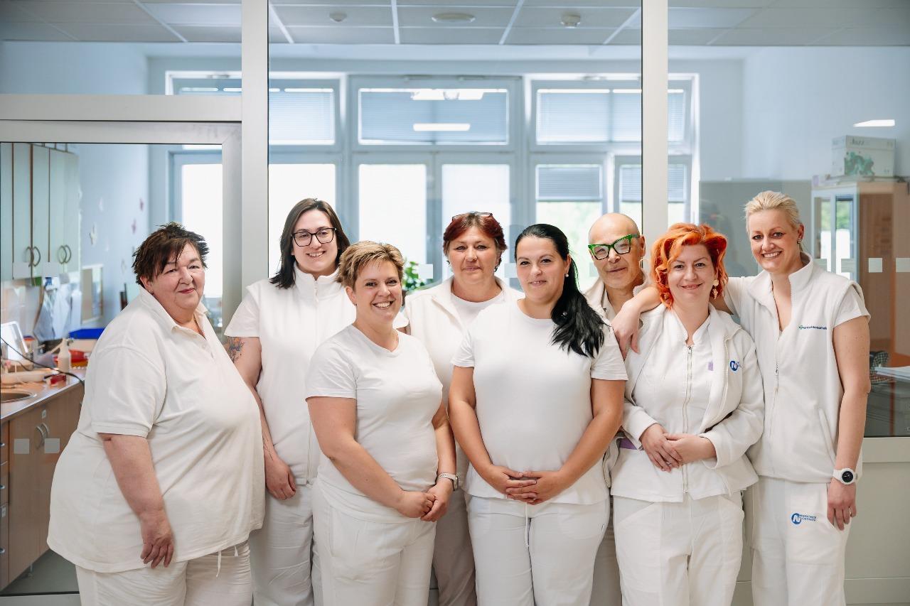 Infarkt na dovolené nemusí začít bolestí na hrudi. Kdy zpozornět a nečekat