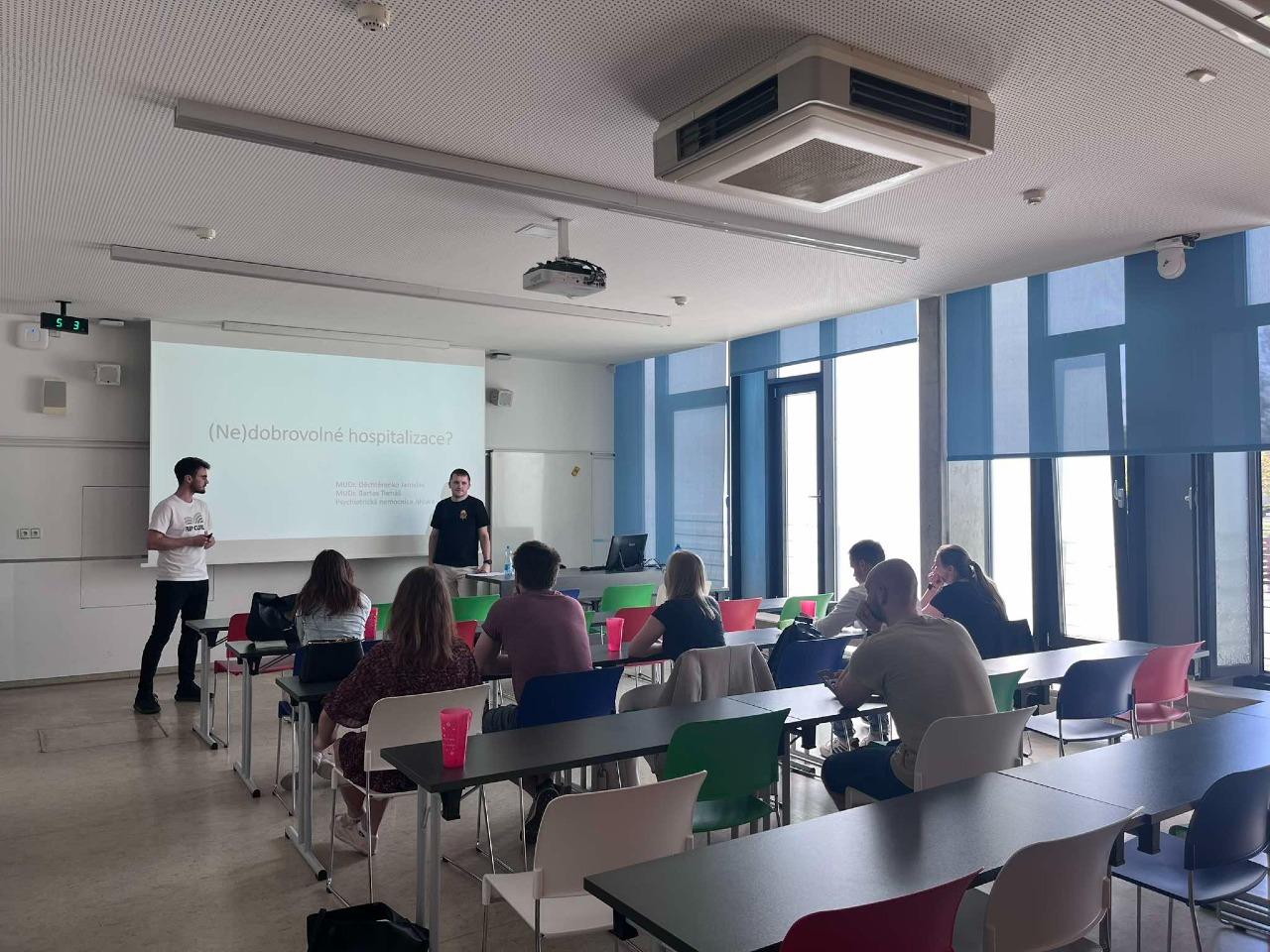 Kdy a jak nedobrovolně hospitalizovat: Právní a praktické aspekty v medicíně